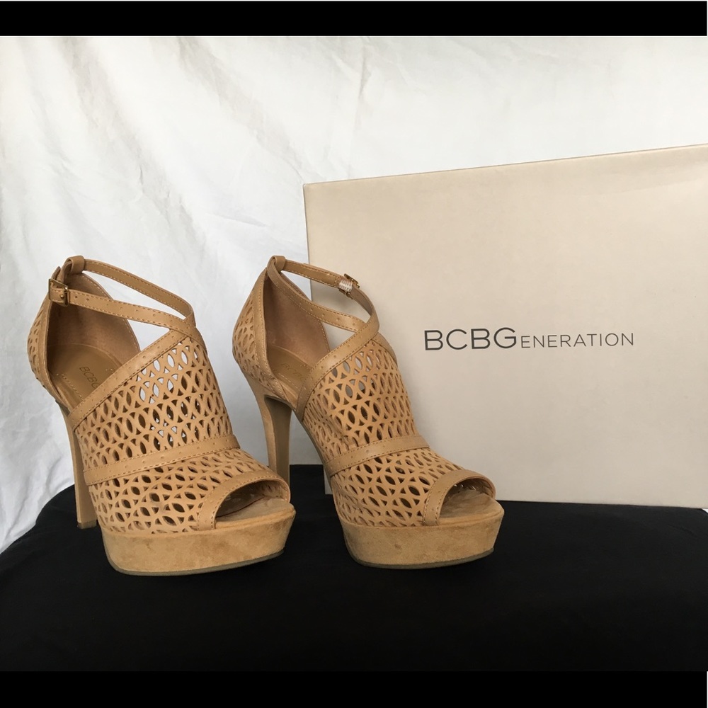 BCBG Platform Láser Cut Leather Heels
